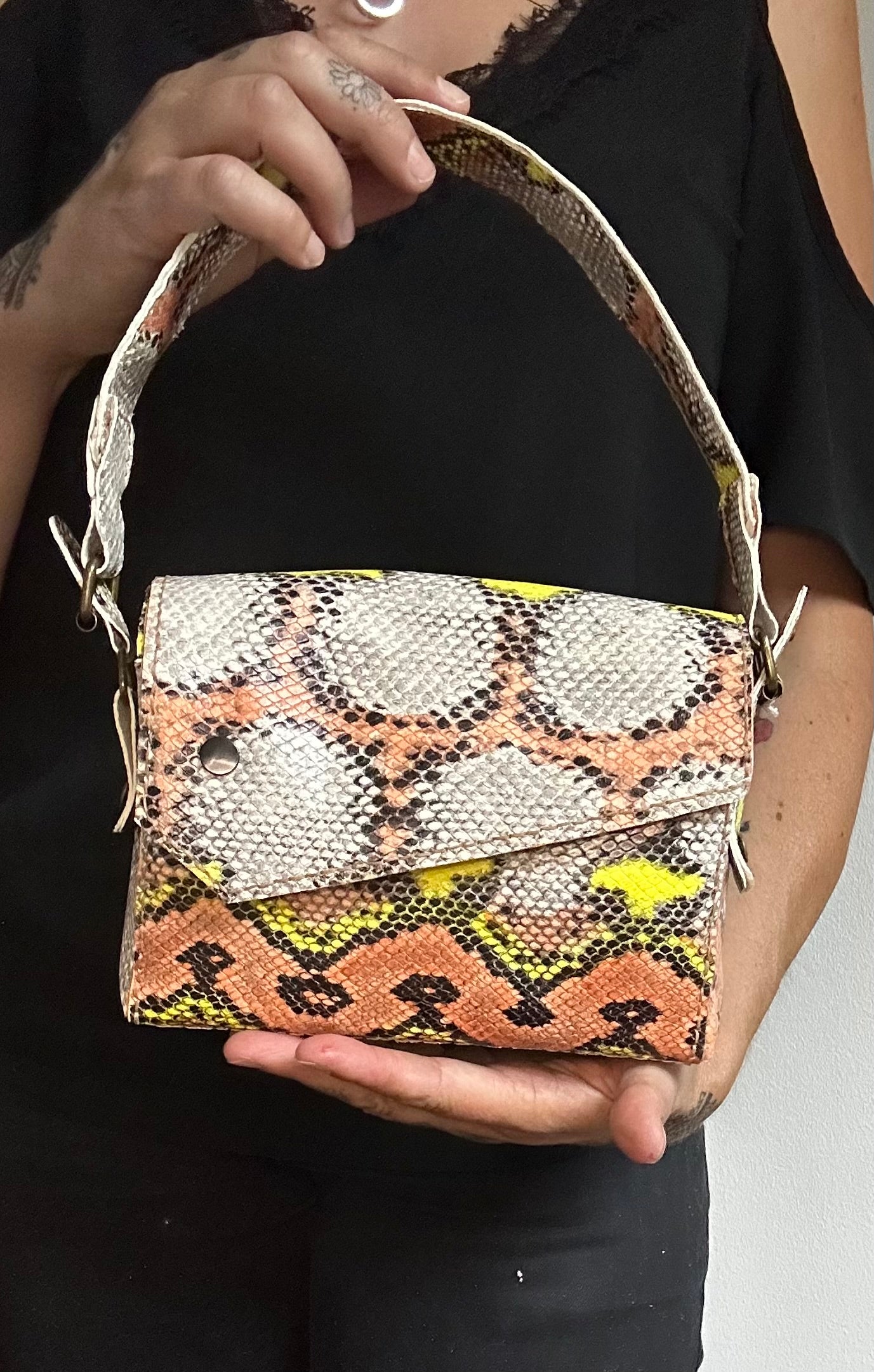 Bolso en piel genuina de becerro estampado serpiente