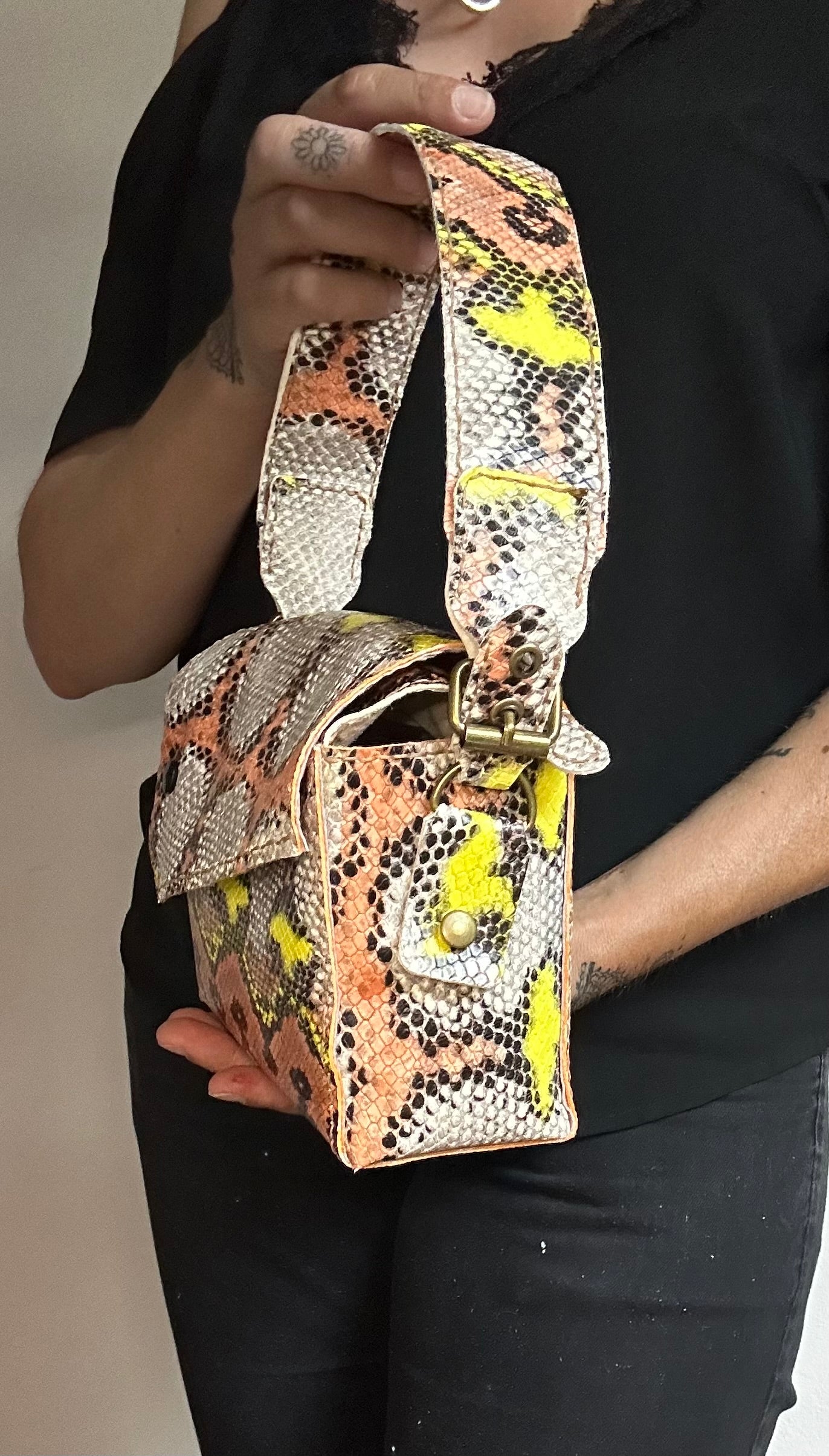Bolso en piel genuina de becerro estampado serpiente