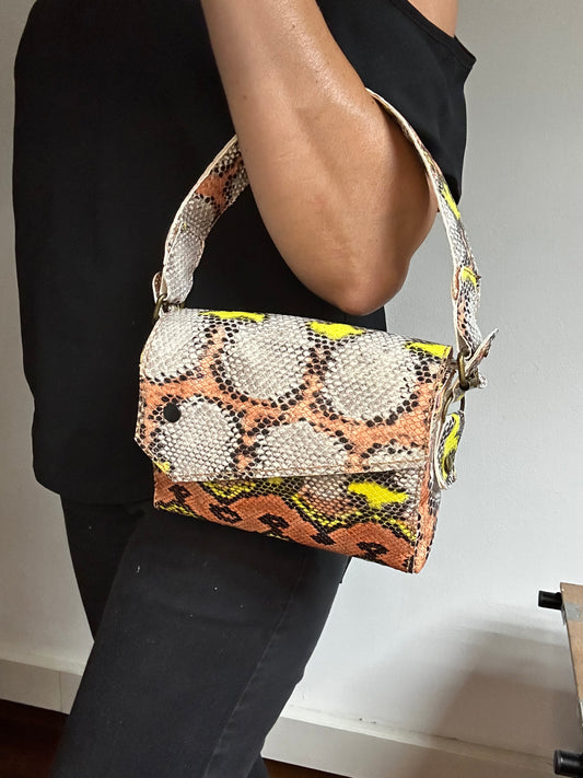 Bolso en piel genuina de becerro estampado serpiente