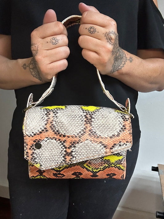 Bolso en piel genuina de becerro estampado serpiente