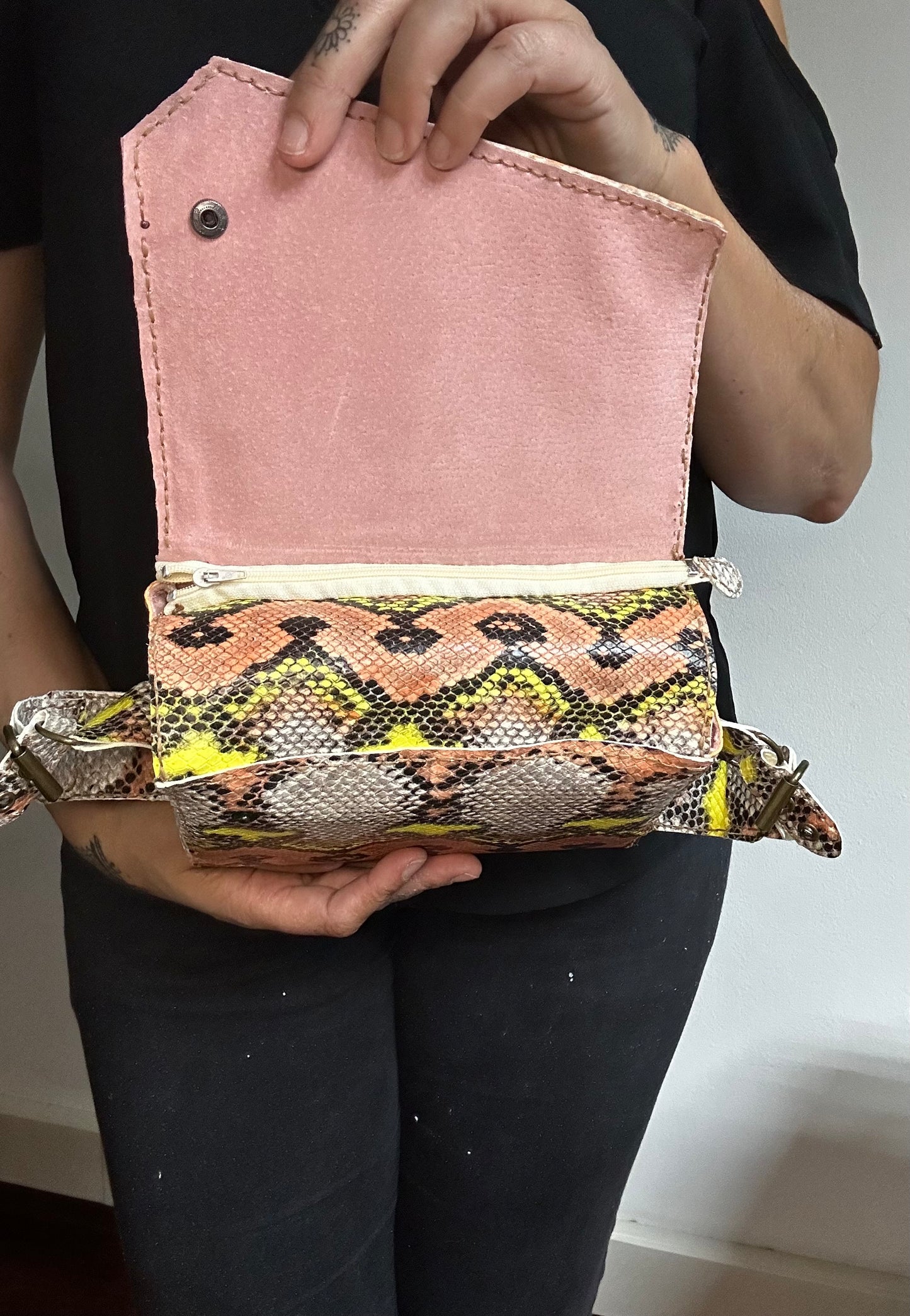 Bolso en piel genuina de becerro estampado serpiente