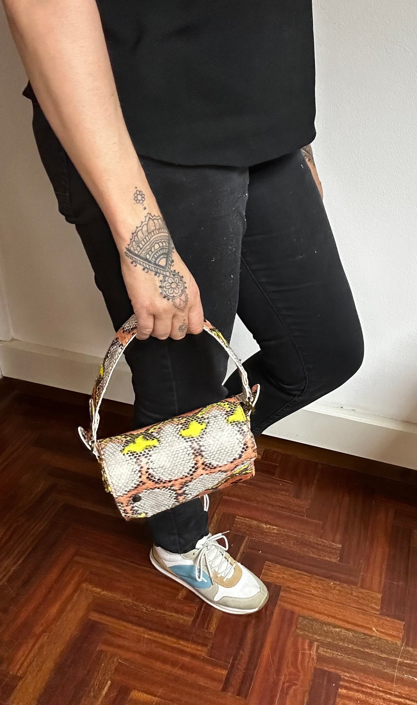 Bolso en piel genuina de becerro estampado serpiente