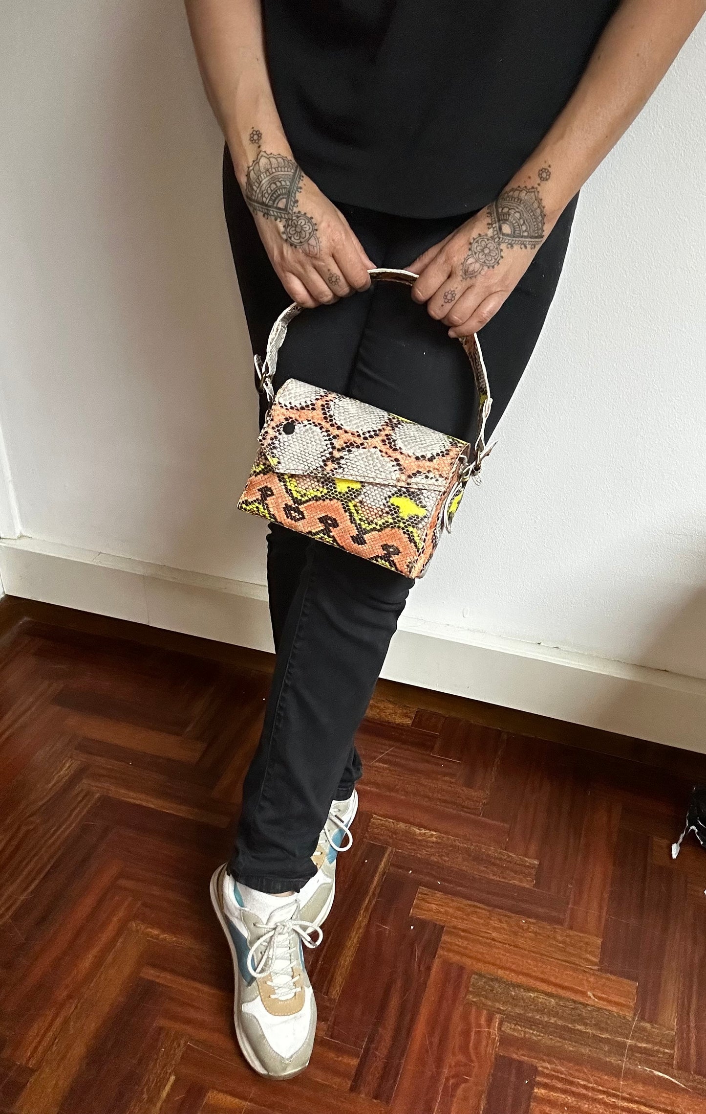 Bolso en piel genuina de becerro estampado serpiente